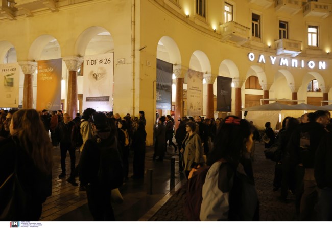 Θεσσαλονίκη: Ισχυρές δυνάμεις της αστυνομίας στην Αριστοτέλους για την προβολή του ντοκιμαντέρ "Αδέσποτα Κορμιά" [Εικόνες - Βίντεο]