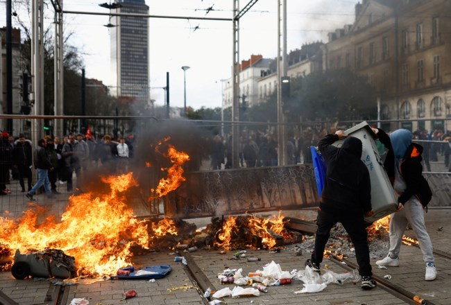 "Ο Μακρόν θα σπάσει, εμείς θα νικήσουμε": Πεδίο μάχης το Παρίσι, επεισόδια με διαδηλωτές και αστυνομικούς [Εικόνες - Βίντεο]