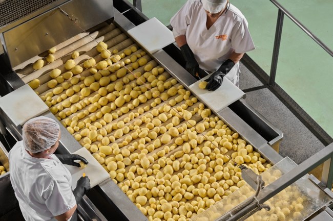 Η Τσακίρης τσιπς κλείνει τα 70 - H ιστορία του θρυλικού Γιώργου Τσακίρη που έμαθε την Ελλάδα να τρώει πατατάκια