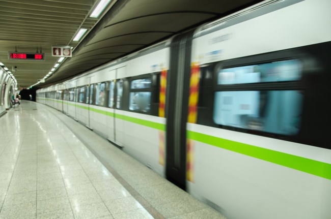 Τέλος το "τρέξιμο" για εισιτήριο: Με τραπεζικές κάρτες και smartphones σε μετρό, λεωφορεία, τρόλεϊ και τραμ