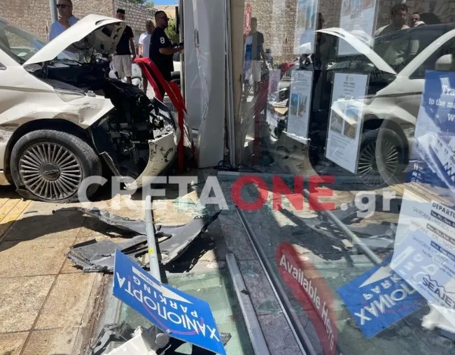 Κρήτη: Αυτοκίνητο καρφώθηκε σε τζαμαρία τουριστικού γραφείου [βίντεο]