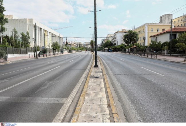 Δεκαπενταύγουστος: Eκκωφαντικά άδεια η Αθήνα - Έρημοι δρόμοι και ελάχιστοι τουρίστες [εικόνες-βίντεο]