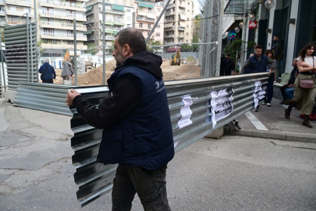 Ξηλώνονται οι πρώτες λαμαρίνες στην πλατεία Εξαρχείων για τα έργα του μετρό- Απόφαση δικαστηρίου [βίντεο]