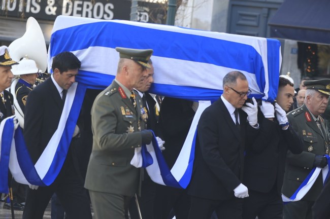 Καλυμμένη με την ελληνική σημαία η σορός του Κ. Σημίτη