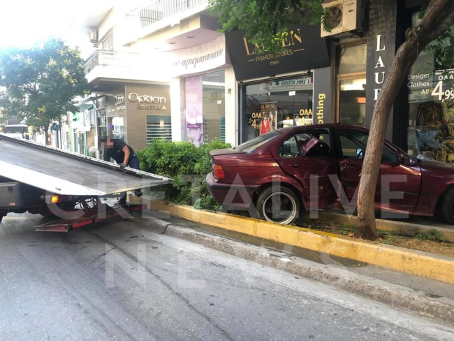 αυτοκίνητο έπεσε σε κατάστημα