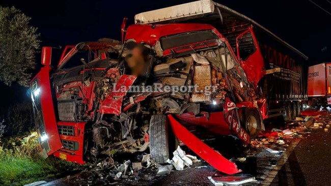 Φοβερό τροχαίο στην Αμφίκλεια με δυο τραυματίες: Σφοδρή μετωπική σύγκρουση με νταλίκες και ένα αυτοκίνητο