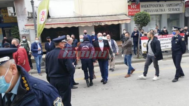 Στην Πάτρα ο Πέτσας: Αποδοκιμασίες από τους εμπόρους που τον περίμεναν έξω από το Δημαρχείο [εικόνες-βίντεο]