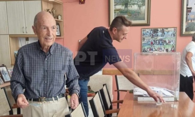 Στους Αγ. Θεοδώρους ψήφισε ο πρώην πρωθυπουργός Κ. Σημίτης
