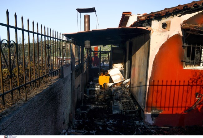 Σε ύφεση η φωτιά σε Ραφήνα και Πικέρμι: Σπίτια έγιναν στάχτη - Δεκάδες απεγκλωβισμοί κατοίκων - H καταστροφή σε εικόνες και βίντεο