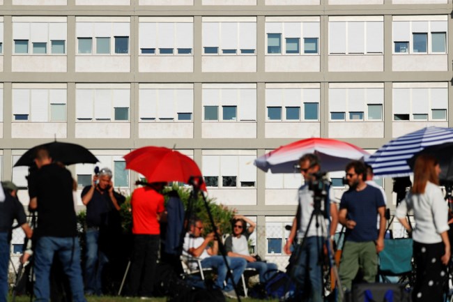 Πάπας Φραγκίσκος: Έγινε η επέμβαση στο έντερο - Στο νοσοκομείο για τουλάχιστον δύο ημέρες