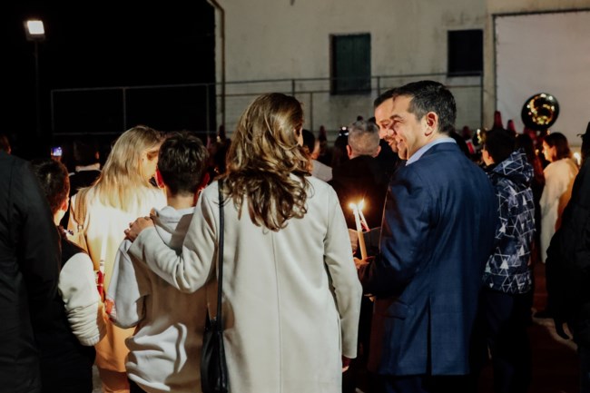 Τσίπρας: Ανάσταση στο Γαστούρι της Κέρκυρας- Θαύμασε τα πυροτεχνήματα μαζί με την Μπαζιάνα και τα παιδιά [Εικόνες]