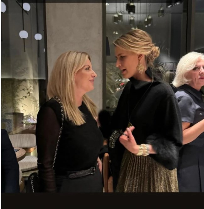 Τατιάνα Μπλάτνικ: Η super chic εμφάνιση με χρυσή πλισέ φούστα και μαύρο πουλόβερ με γούνα στα μανίκια