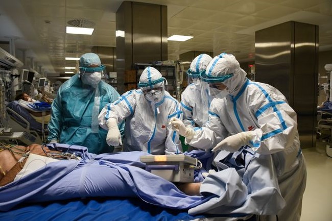 Κορονοϊός: Ψυχρολουσία με 91 νεκρούς και 575 διασωληνωμένους -  7.805 νέα κρούσματα