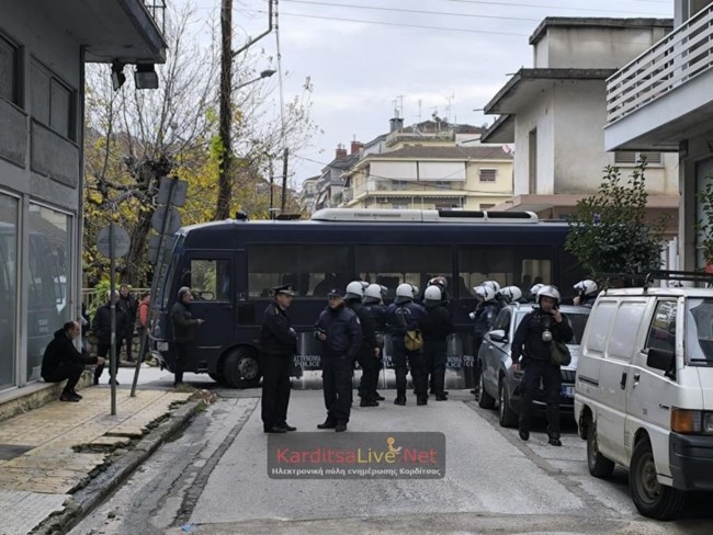 Αγρότες απέκλεισαν το γραφείο του Τσιάρα στην Καρδίτσα - Ο υπουργός ζήτησε να φύγουν οι κλούβες [βίντεο]