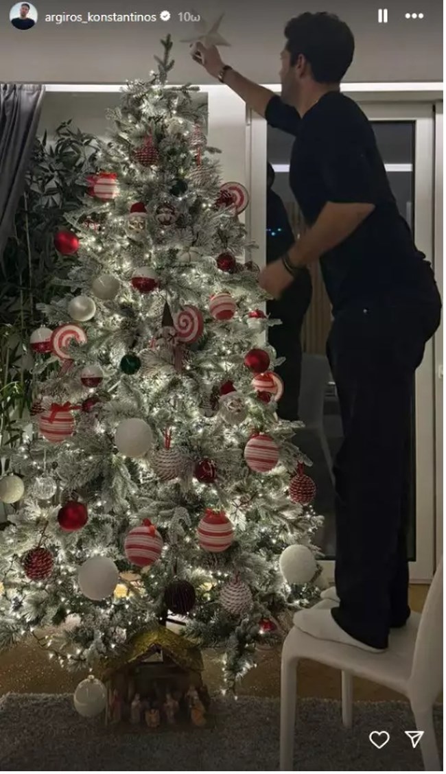 Κωνσταντίνος Αργυρός - Αλεξάνδρα Νίκα: Το πανύψηλο, χιονισμένο χριστουγεννιάτικο δέντρο που στόλισαν στο πανέμορφο σαλόνι τους