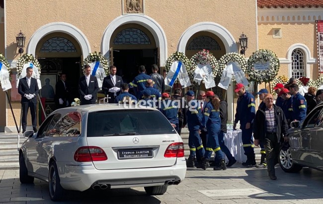 Καλαμαριά: Ράκος οι γονείς, μαζί η κηδεία για Νικήτα και Κέλλυ - Τυλιγμένο με τη σημαία το φέρετρο του πυροσβέστη