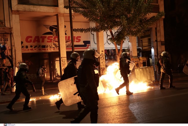 Επεισόδια έξω από το ΑΤ Ομόνοιας με μολότοφ, χημικά και φωτιές σε κάδους - Μία προσαγωγή μετά από πορεία [εικόνες]