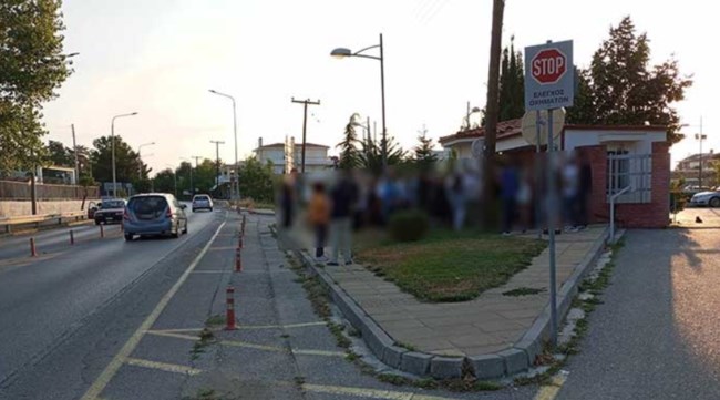 Ξεροσταλιάζουν για μία ταυτότητα ... χωρίς τσιπάκι! - Ουρές έξω από αστυνομικά τμήματα [εικόνες]