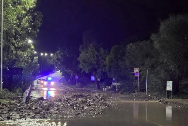 Προβλήματα στη Ρόδο από τις ισχυρές βροχοπτώσεις – Ήχησε το 112