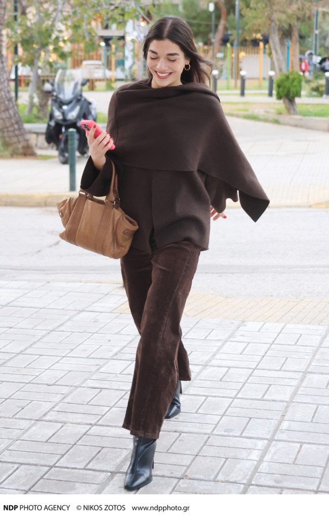 Μελίνα Νικολαΐδη: Σικ, με total brown look σε χαλαρή βόλτα στα νότια προάστια