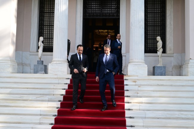 Οι "οικογενειακές" φωτογραφίες Μητσοτάκη - Χριστοδουλίδη με υπουργούς τους στα σκαλιά του Μεγάρου Μαξίμου