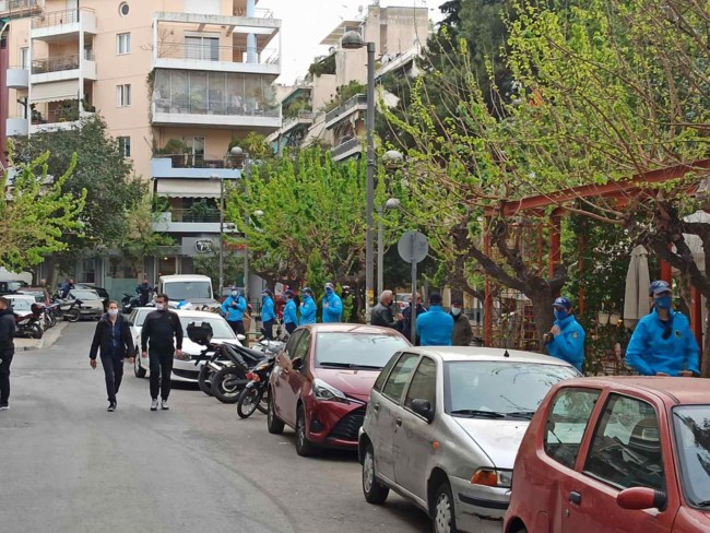Τέλος τα κορονο-πάρτι στην πλατεία Βαρνάβα: Δυνάμεις της ΕΛΑΣ με πάνω από 100 άτομα φρουρούν την περιοχή [Εικόνες]