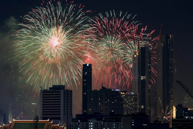 Πρωτοχρονιά: Η υφήλιος αποχαιρετά το 2025 με πυροτεχνήματα και "παγωμένες" βουτιές [φωτογραφίες - βίντεο]