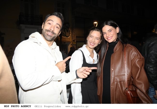 Χριστίνα Μπόμπα: Casual chic και άνετη στο θέατρο με μίνι πλεκτό φόρεμα ζιβάγκο και oversized δερμάτινο τζάκετ