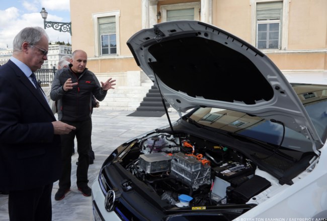 Ποιοι βουλευτές πήραν ηλεκτρικά αυτοκίνητα και τι μάρκα - Όλη η λίστα