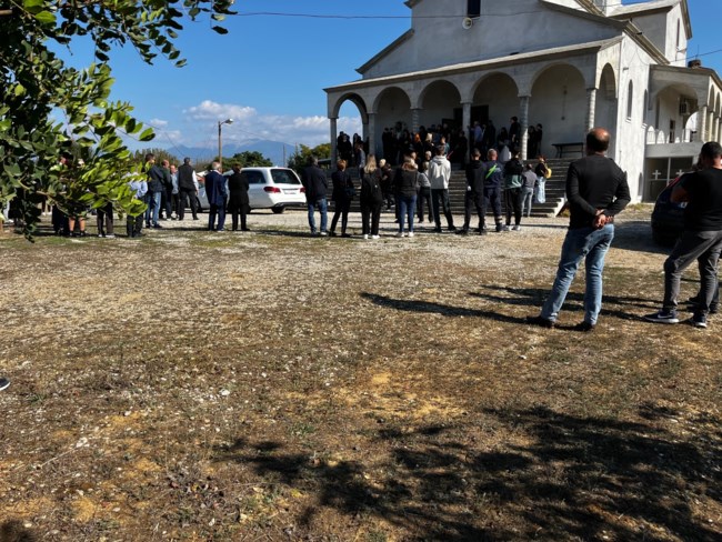 Αγρίνιο: Σπαραγμός στο τελευταίο "αντίο" στην κηδεία του άτυχου 20χρονου Ακη - Το λευκό φέρετρο και τα χειροκροτήματα