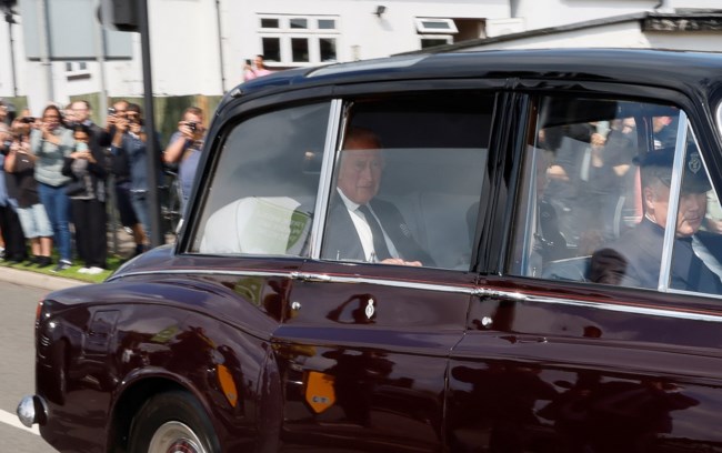 Κάρολος: Κατέβηκε από τη βασιλική Bentley στο Μπάκιγχαμ και χαιρέτησε τον κόσμο, δίπλα του η Καμίλα [βίντεο]