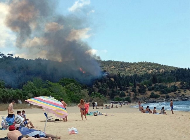 Φωτιά στην Ασπρη Άμμο Καβάλας - Σπίτια σε κοντινή απόσταση - Μήνυμα 112 για ετοιμότητα [εικόνες - βίντεο]