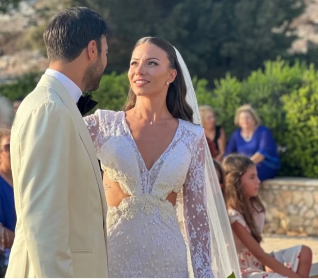 Κοραλία Καράντη: Κομψή στον γάμο του Αντρέα Γεωργίου με boho φόρεμα και summer hair look