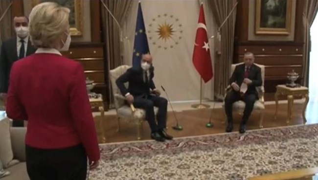 "Sofagate": Εξοργισμένη στο Ευρωκοινοβούλιο η Φον Ντερ Λάιεν - "Θα είχε συμβεί εάν φορούσα κοστούμι και γραβάτα;"