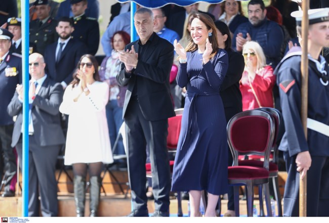 Δόμνα Μιχαηλίδου: Κομψή με ριμπ μίντι φόρεμα στην παρέλαση - Οι nude γόβες και τα φλοραλ αξεσουάρ