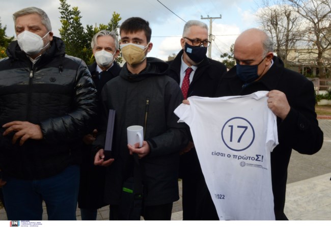 Δίπλωμα οδήγησης: Αυτός είναι ο πρώτος 17χρονος οδηγός στην Ελλάδα - Με συνοδό και μόνο εντός Περιφέρειας [Εικόνες]