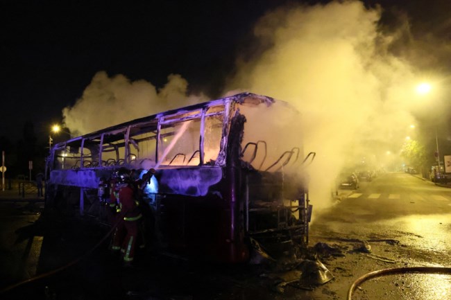 "Καίγεται" η Γαλλία για τον 17χρονο Ναέλ - Τεθωρακισμένα στους δρόμους, 1.000 συλλήψεις - Πυρπολήθηκαν οχήματα και κτίρια [Εικόνες]