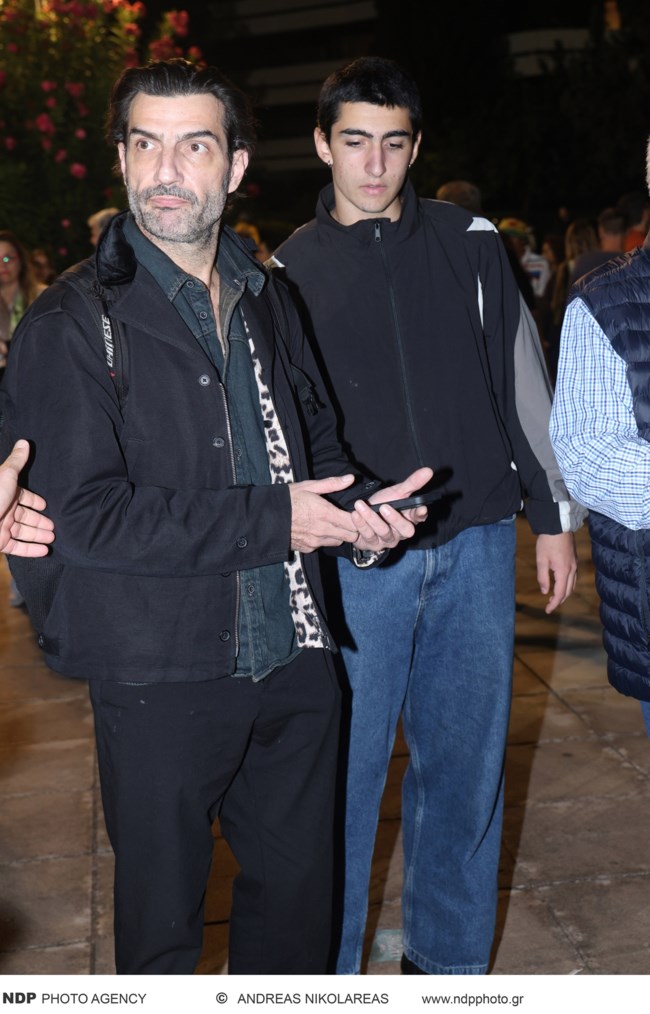 Ο Νίκος Κουρής με τον γιο του, Πέτρο στη συναυλία του Ρόμπι Γουίλιαμς