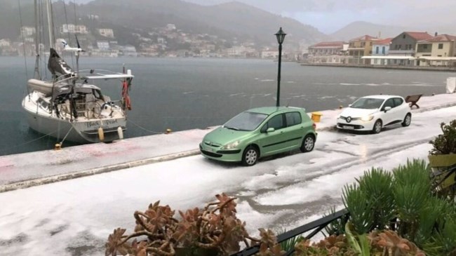 Απίστευτο σκηνικό στην Ιθάκη: Οι δρόμοι έγιναν... κάτασπροι από το χαλάζι [εικόνες - βίντεο]