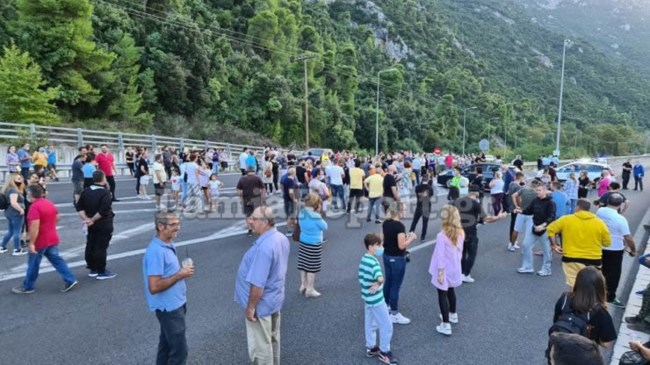 Καμένα Βούρλα: Έκλεισαν την Εθνική εξοργισμένοι κάτοικοι – Διαμαρτύρονται για τη μετεγκατάσταση προσφύγων [εικόνες-βίντεο]
