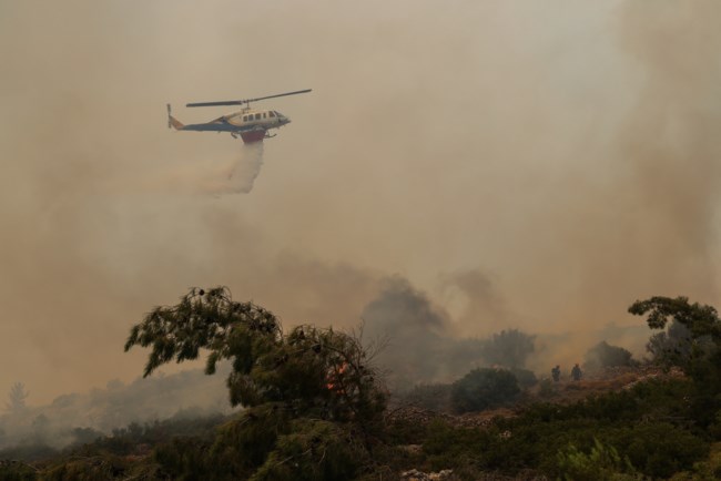 Πύρινη κόλαση στη Χίο: Δύο μέτωπα σε Λιθί και Βέσσα - Συνεχείς αναζωπυρώσεις, ισχυροί άνεμοι στο νησί