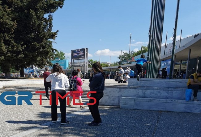 Θεσσαλονίκη: Απίστευτες ουρές μαθητών που  βγήκαν θετικοί στο self test - Κάνουν και rapid [εικόνες - βίντεο]