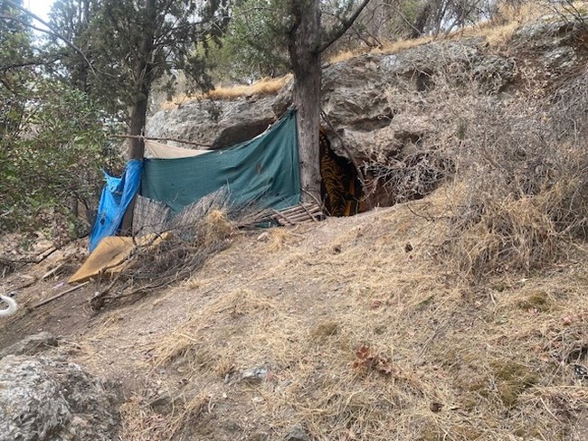 Εστησαν σκηνές στον λόφο του Φιλοπάππου αλλά…ουδείς ενδιαφέρεται - Δυο βήματα από την Ακρόπολη