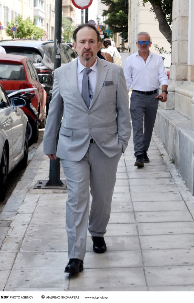 Παντρεύτηκε ο Γιάννης Παπαμιχαήλ: Ο γάμος στην Πινακοθήκη και το λευκό μίντι φόρεμα της νύφης με τις διαφάνειες και τα στρας