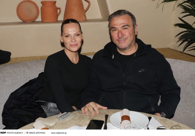 Αντώνης Ρέμος - Υβόννη Μπόσνιακ: Οι τρυφερές στιγμές σε έξοδό τους στη Γλυφάδα [εικόνες]