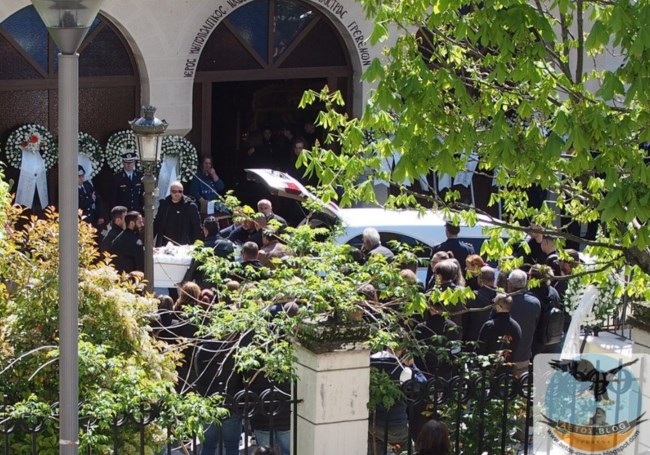 Θρήνος στα Γρεβενά: Το τελευταίο αντίο στον 31χρονο αστυνομικό που καταπλακώθηκε από μπάζα στο Πασαλιμάνι [εικόνες - βίντεο]