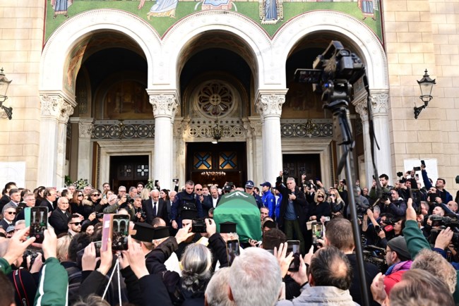 Μίμης Δομάζος: Συντετριμμένες οι κόρες και η σύζυγος - "Αθάνατος" φώναξαν οι φίλοι του Παναθηναϊκού στη Μητρόπολη [εικόνες - βίντεο]