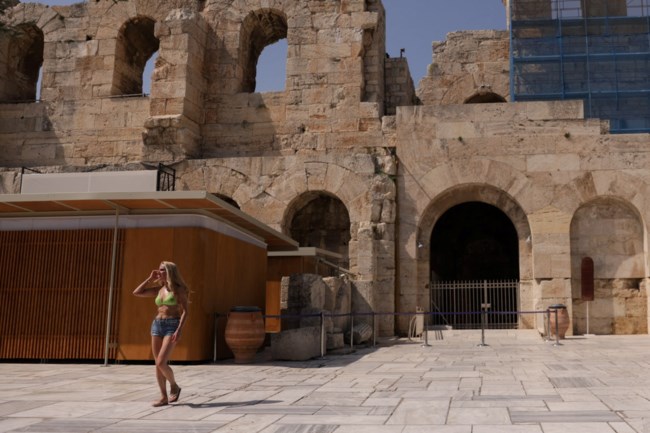 "Ψήνεται" από τον καύσωνα η Αττική - Δεκάδες περιστατικά θερμοπληξίας στα νοσοκομεία