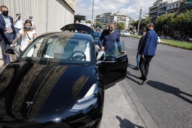 Μητσοτάκης: Βόλτα με την κόρη του Δάφνη και ένα τελευταίας τεχνολογίας ηλεκτρικό αυτοκίνητο [εικόνες]