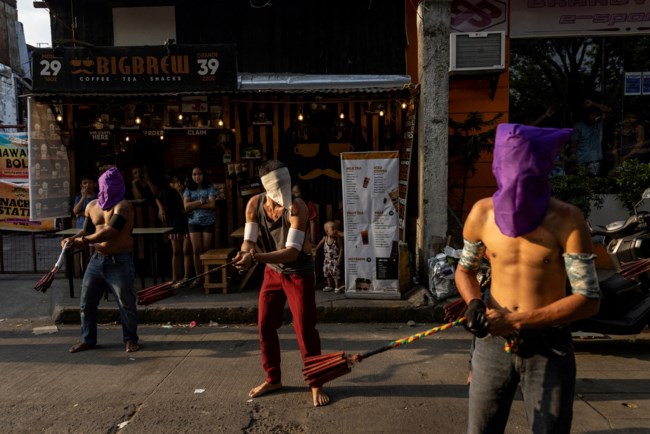 Φιλιππίνες: Αδιανόητες εικόνες - Σταυρώνονται με πραγματικά καρφιά και μαστίγια για να αναπαραστήσουν το μαρτύριο του Χριστού
